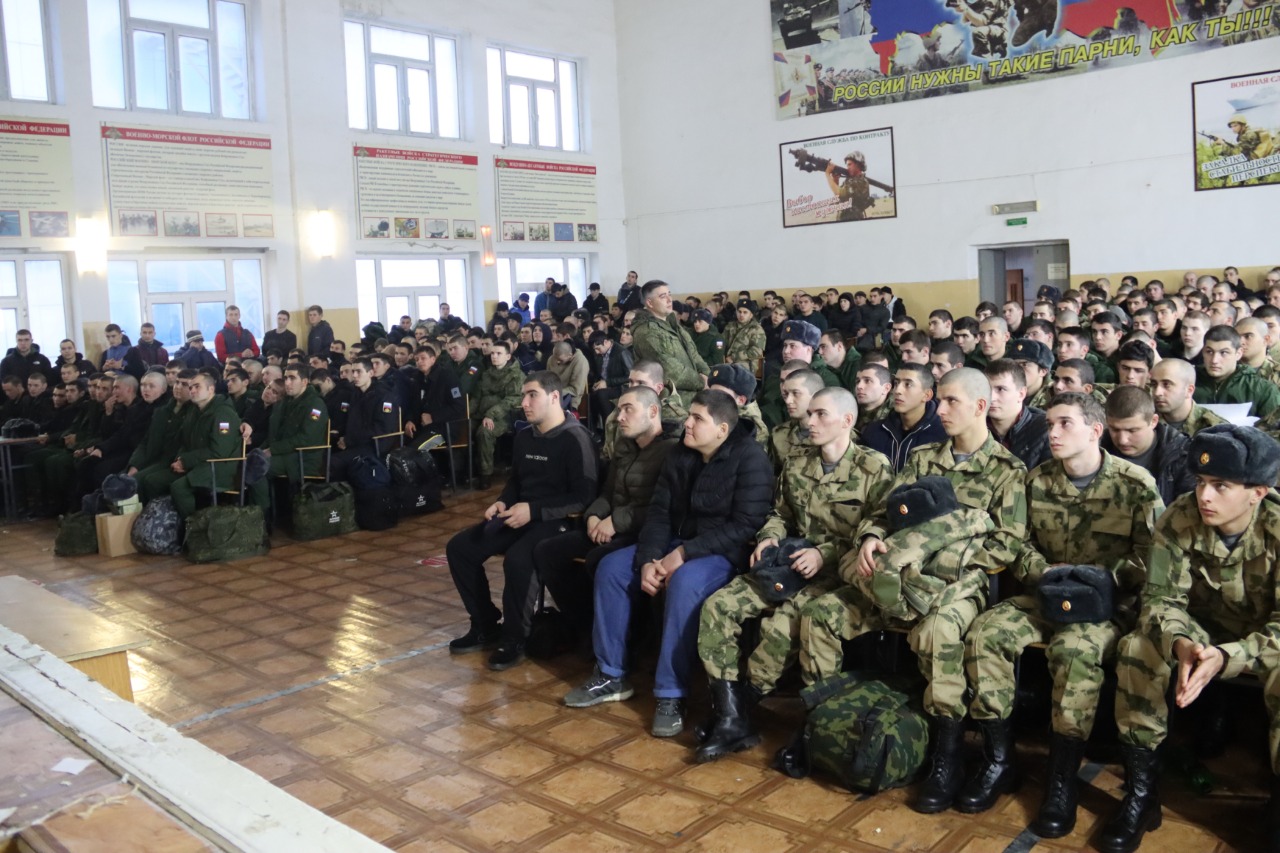 Очередная встреча с призывниками прошла в сборном пункте Махачкалы