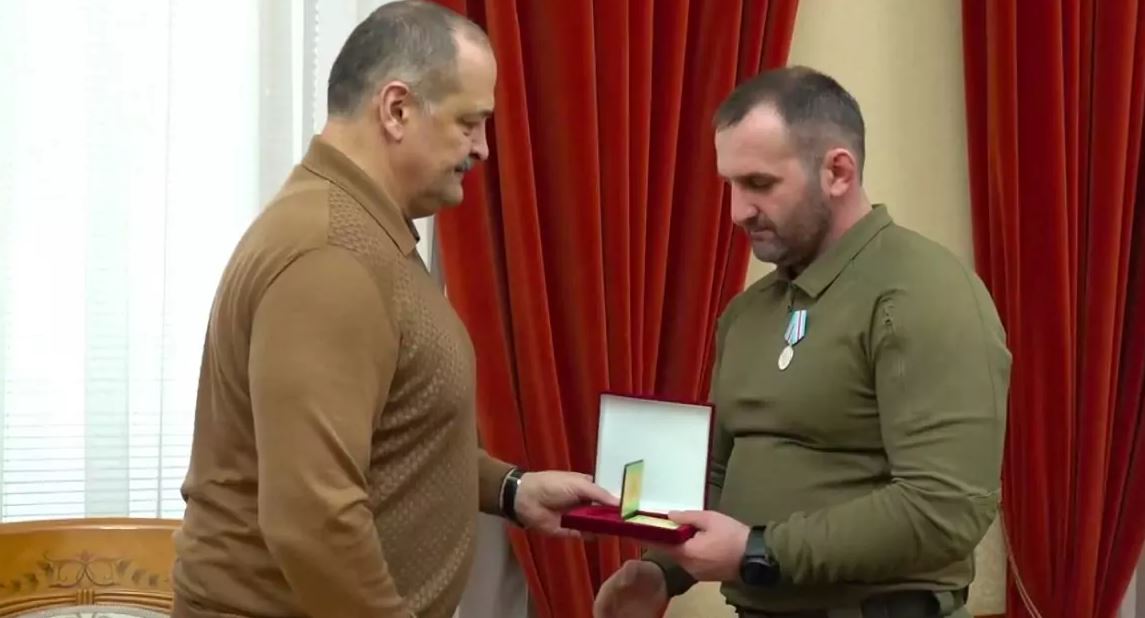 Глава Дагестана вручил полковнику Руслану Мансурову медаль