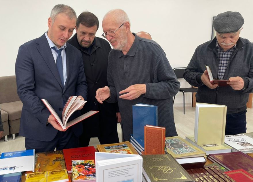 Книги на родных языках передало Хасавюртовской библиотеке Агентство информации и печати Дагестана