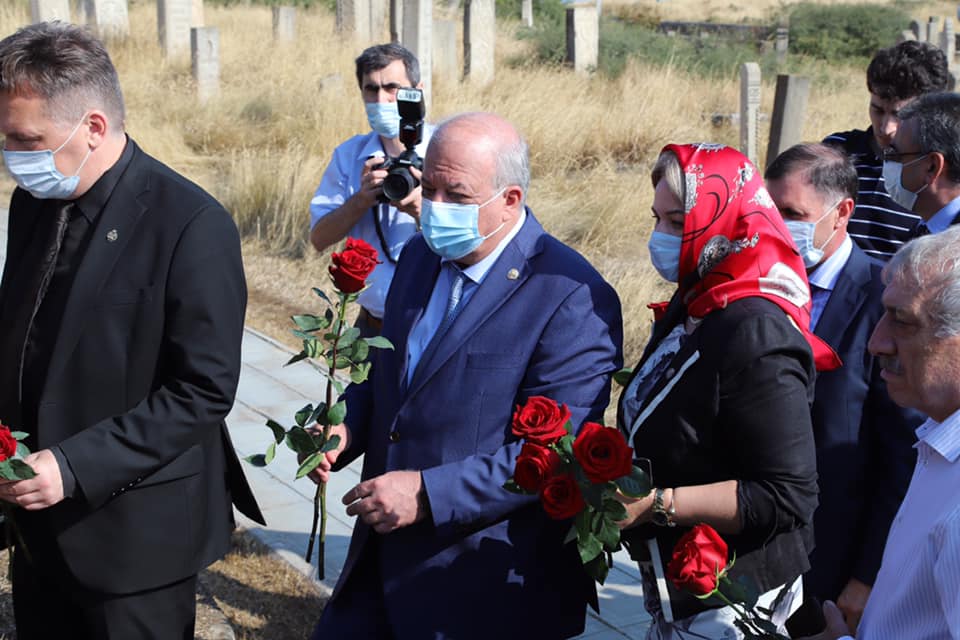 Сегодня традиционные Гамзатовские дни в Дагестане начались с возложения цветов на могилу поэта⠀