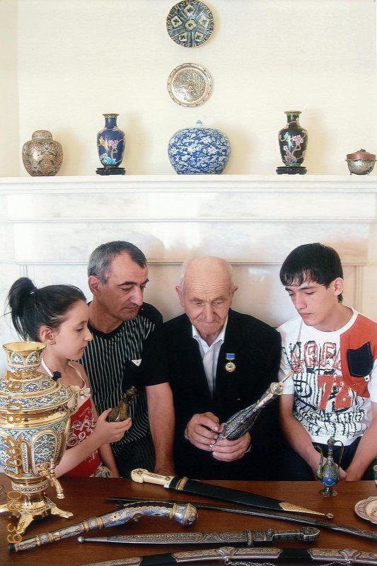 Сегодня, 1 января, исполняется 90 лет со дня рождения заслуженного художника России Гаджиомара Изабакарова