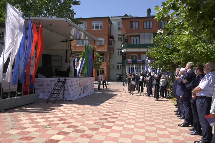 Глава Дагестана и члены Правительства РД приняли участие праздничных мероприятиях в честь Дня России в одном из дворов города