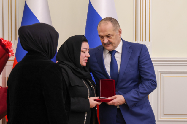 Сергей Меликов передал близким Интизар Мамутаевой государственную награду