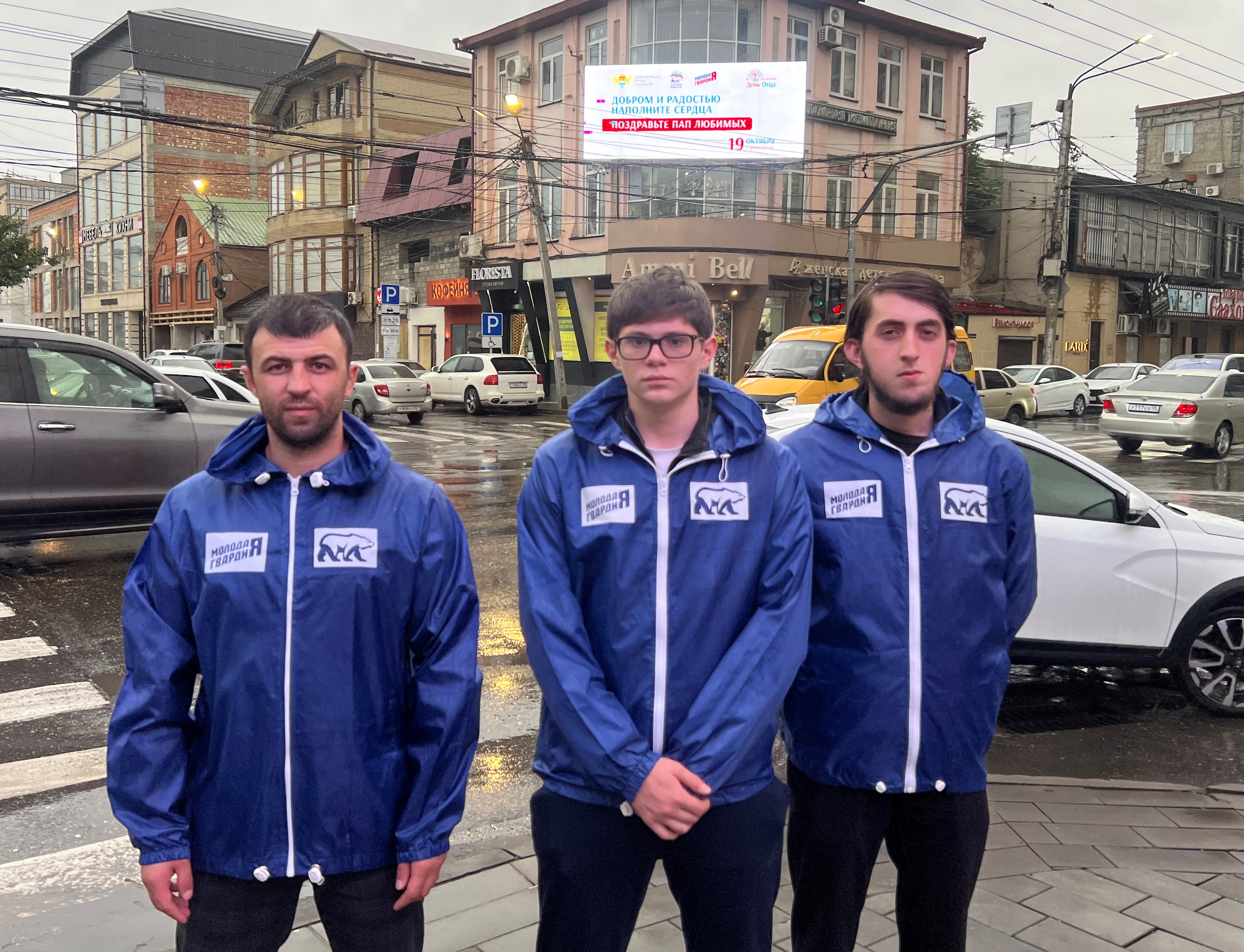 В преддверии Дня отца в Махачкале запустили соцрекламу на светодиодных экранах с призывом поздравить своих пап