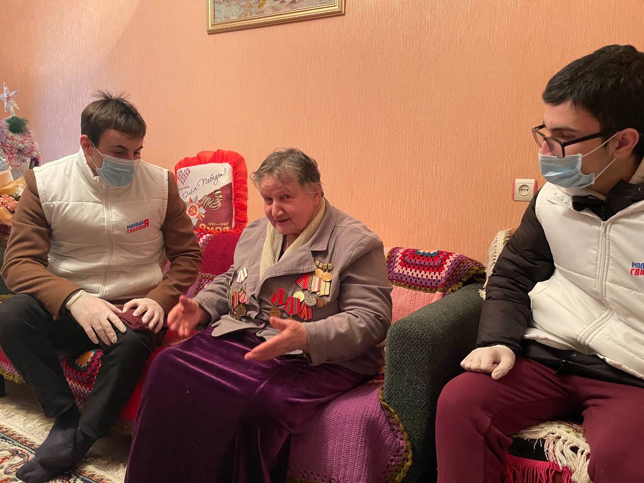 Молодогвардейцы Дагестана посетили участниц блокадного Ленинграда