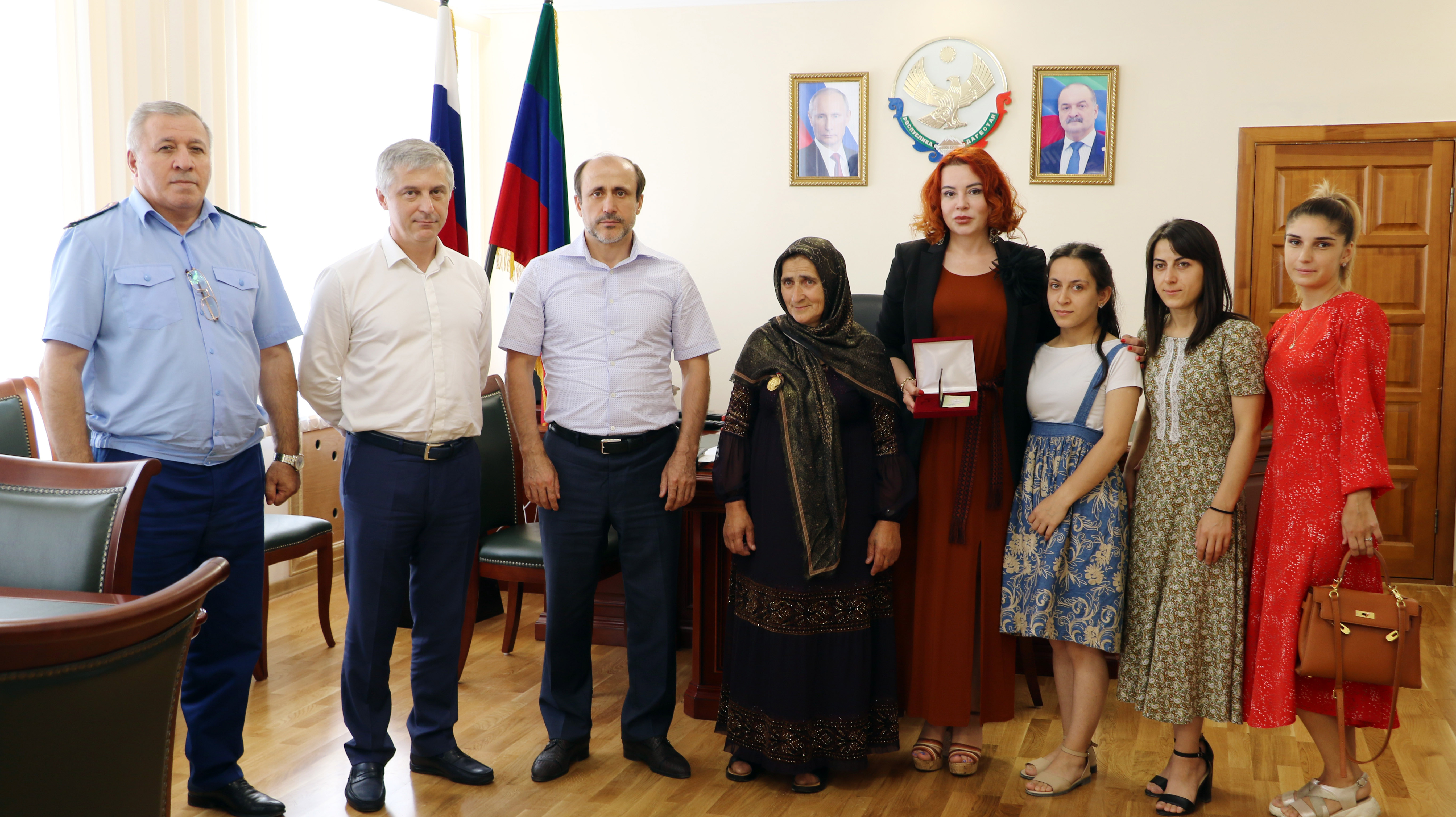 Кайтагский район: Многодетной жительнице вручили «Орден Матери»