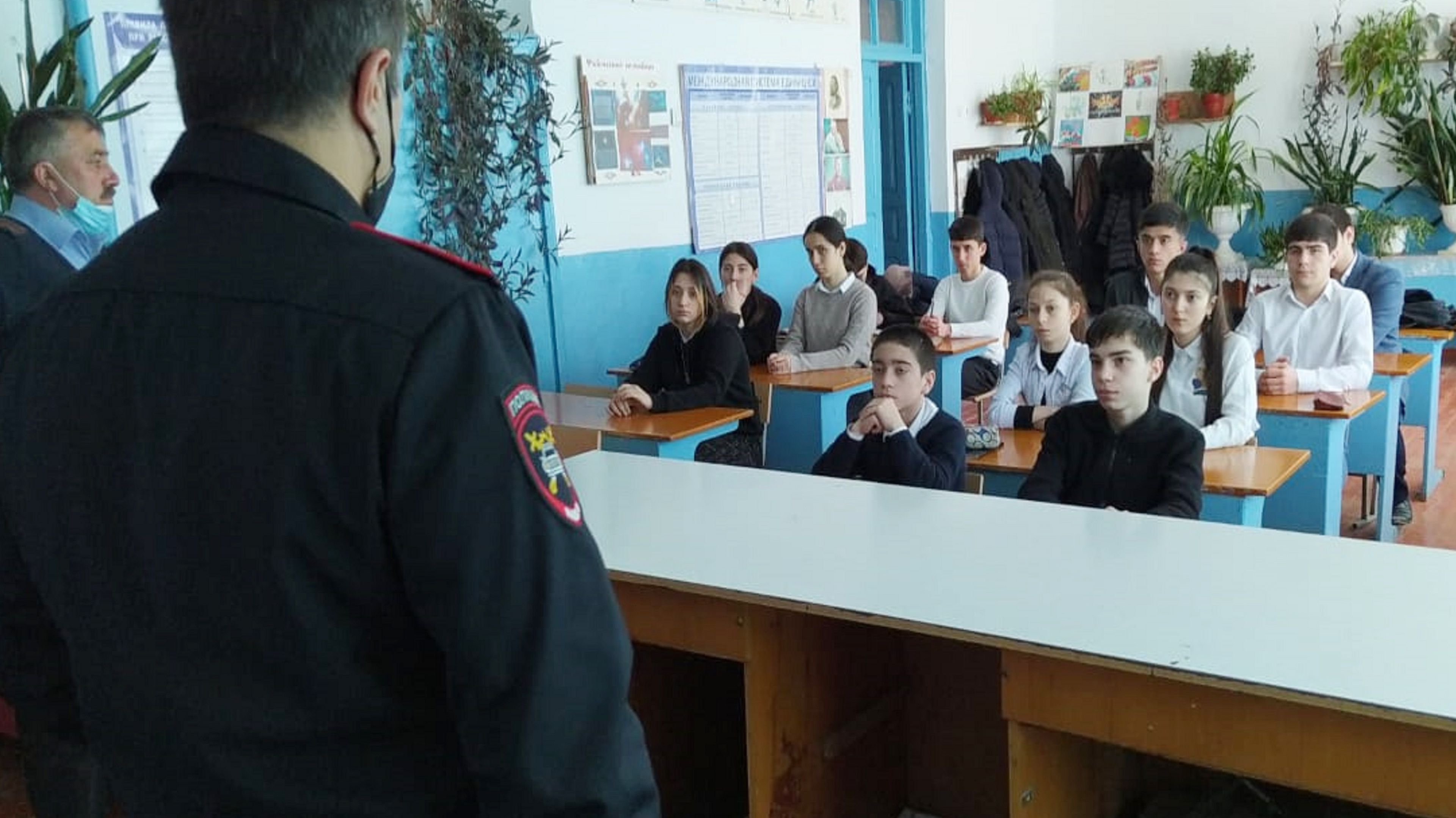 О правилах дорожного движения и пагубном влиянии наркотических веществ рассказали школьникам Кайтагского района