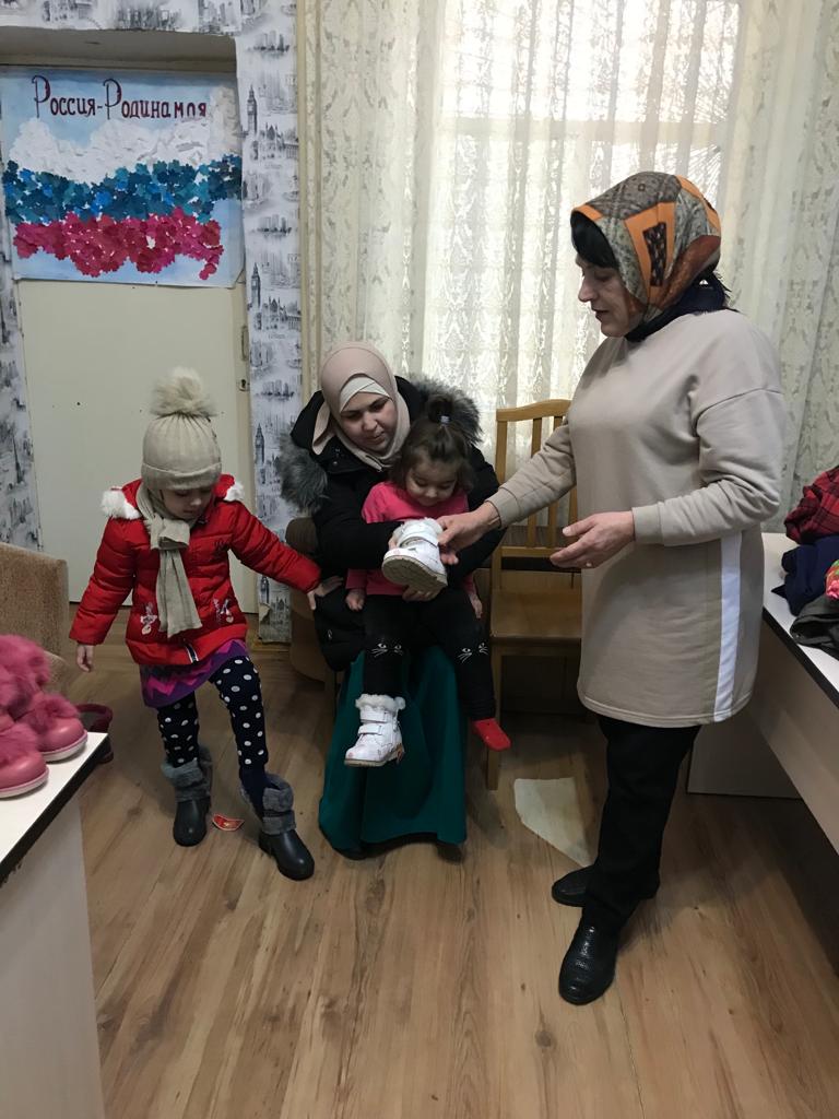 Каспийск: соцработники поддержали нуждающиеся семьи спонсорской помощью