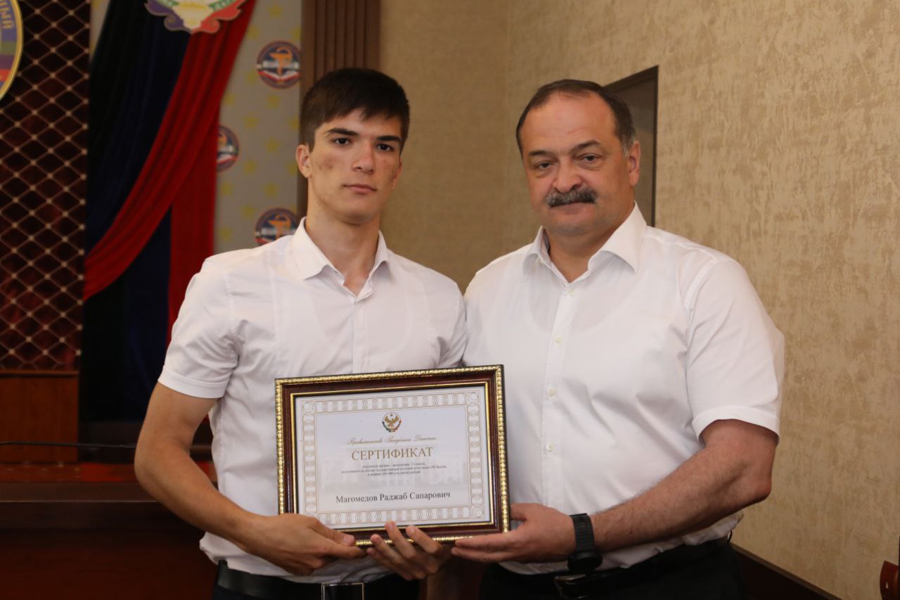 Кайтагский район: Выпускник 11 класса Родниковой СОШ получил сертификат на 100 тысяч рублей от Главы РД