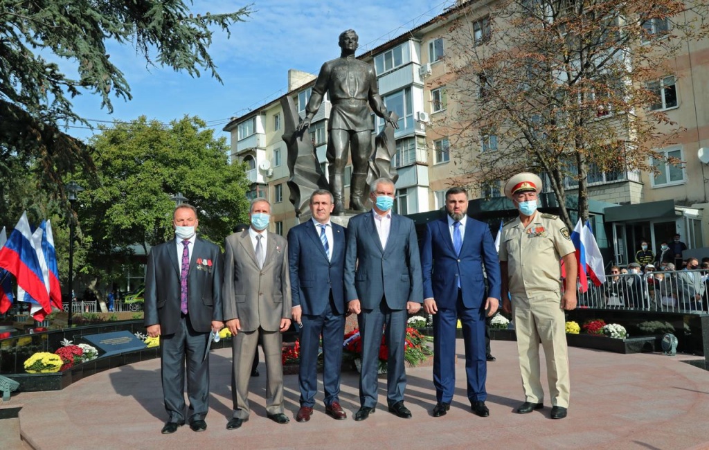 Памятник Амет-Хану Султану открыли в Симферополе