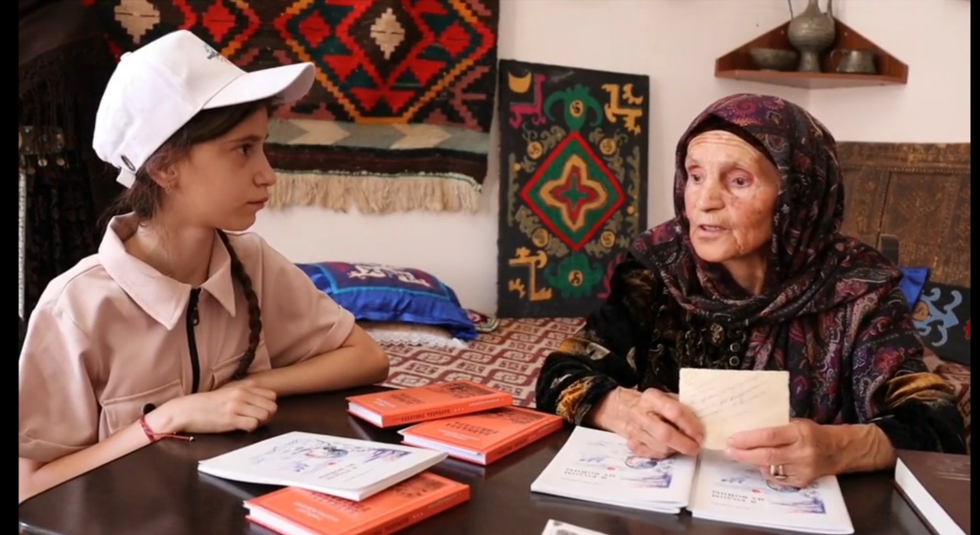 Юный блогер навестила 79-летнюю поэтессу из Кайтагского района
