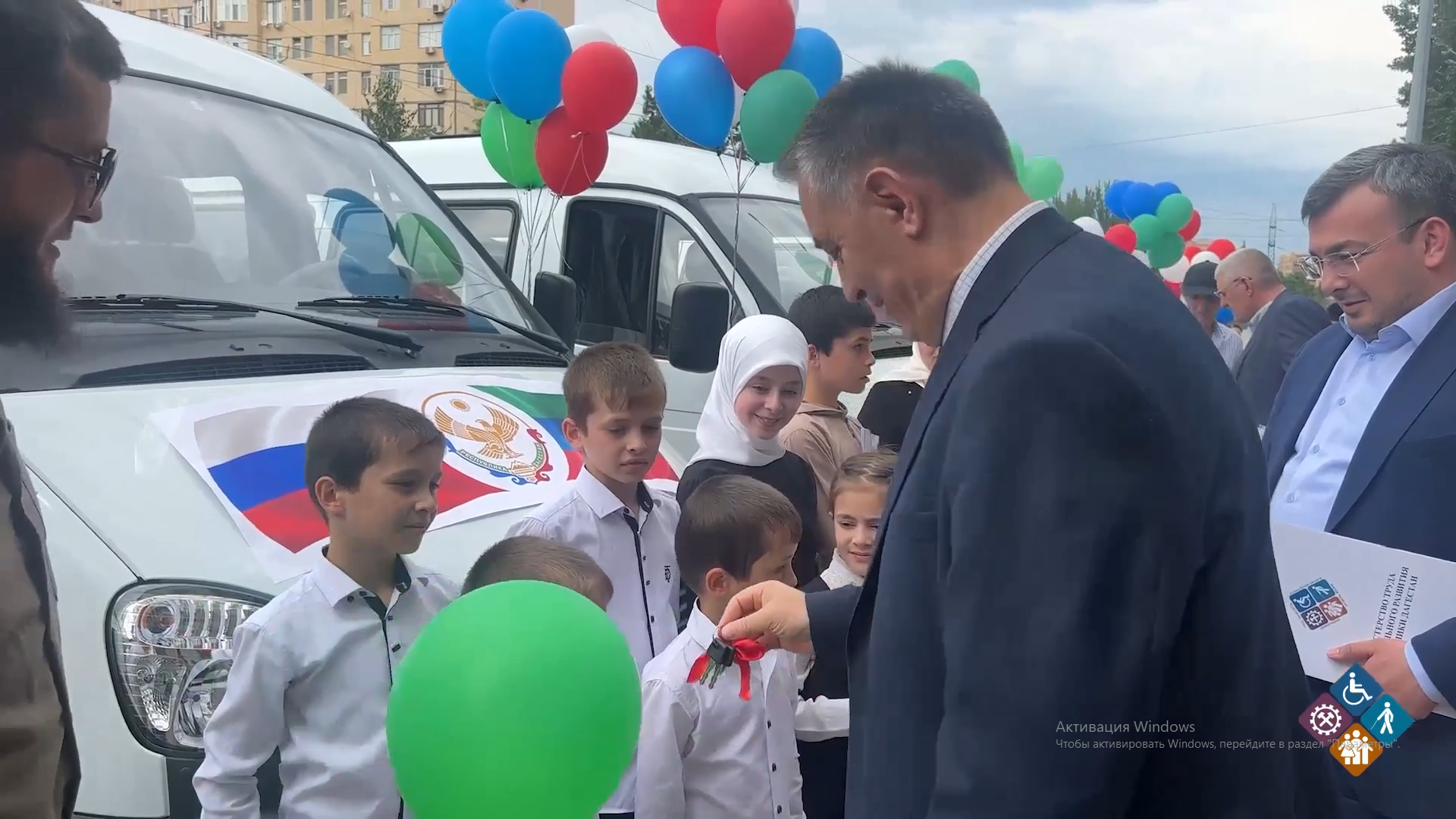 Многодетная семья Шамхалбиевых из Казбековского района получила новый микроавтобус
