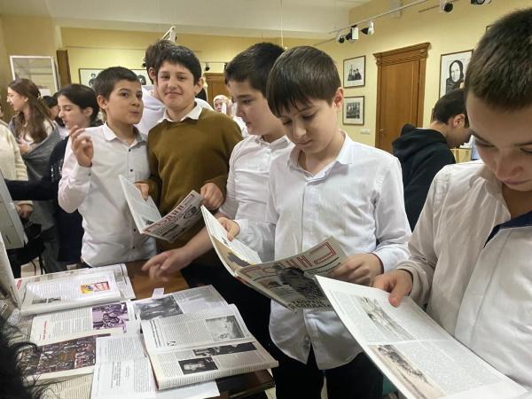 Память Героев Отечества почтили школьники 31-й школы Махачкалы и сотрудники Национальной библиотеки Дагестана