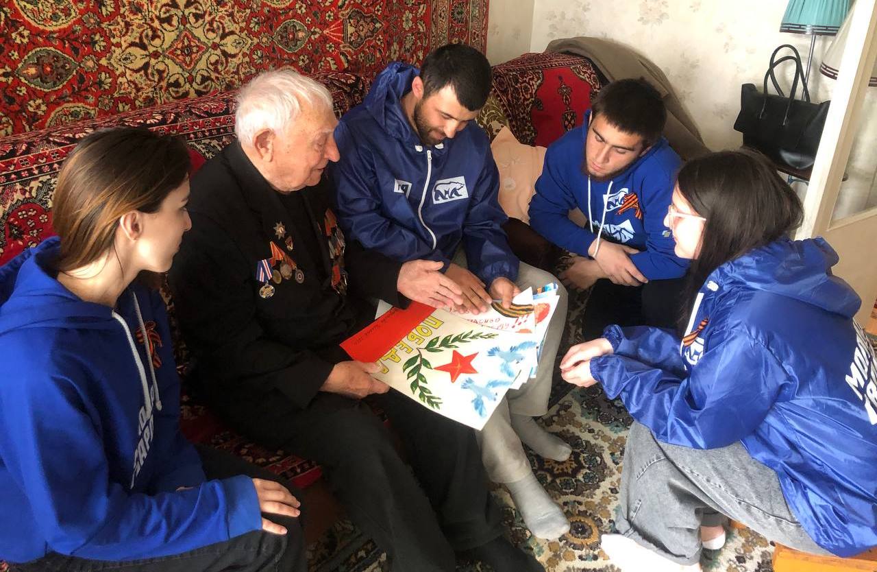 Молодогвардейцы Дагестана посетили ветерана ВОВ Юрия Петрухина