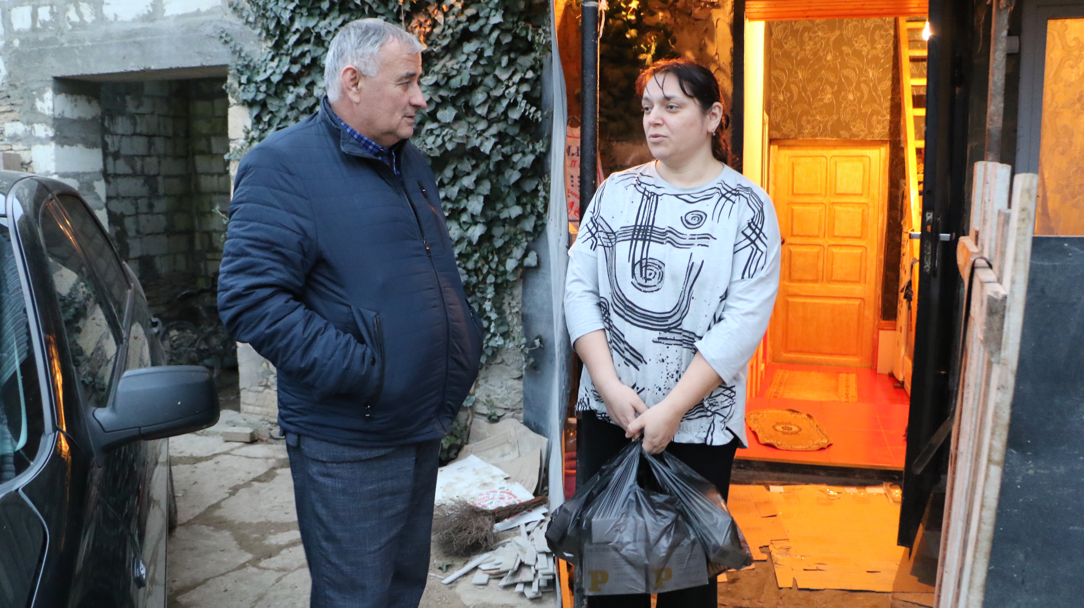 По поручению Алима Темирбулатова матери ребенка-инвалида, обратившейся к Главе РД, куплены лекарства и будет куплена инвалидная коляска