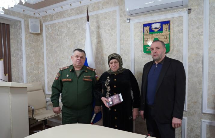 В Хасавюрте семье пропавшего без вести участника СВО вручили медаль Жукова