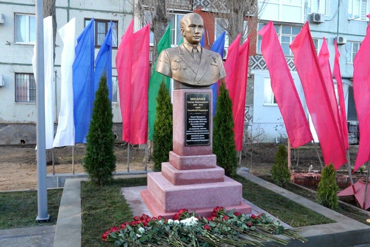 Памятник Герою России Тулпару Мусалаеву открыли в Махачкале