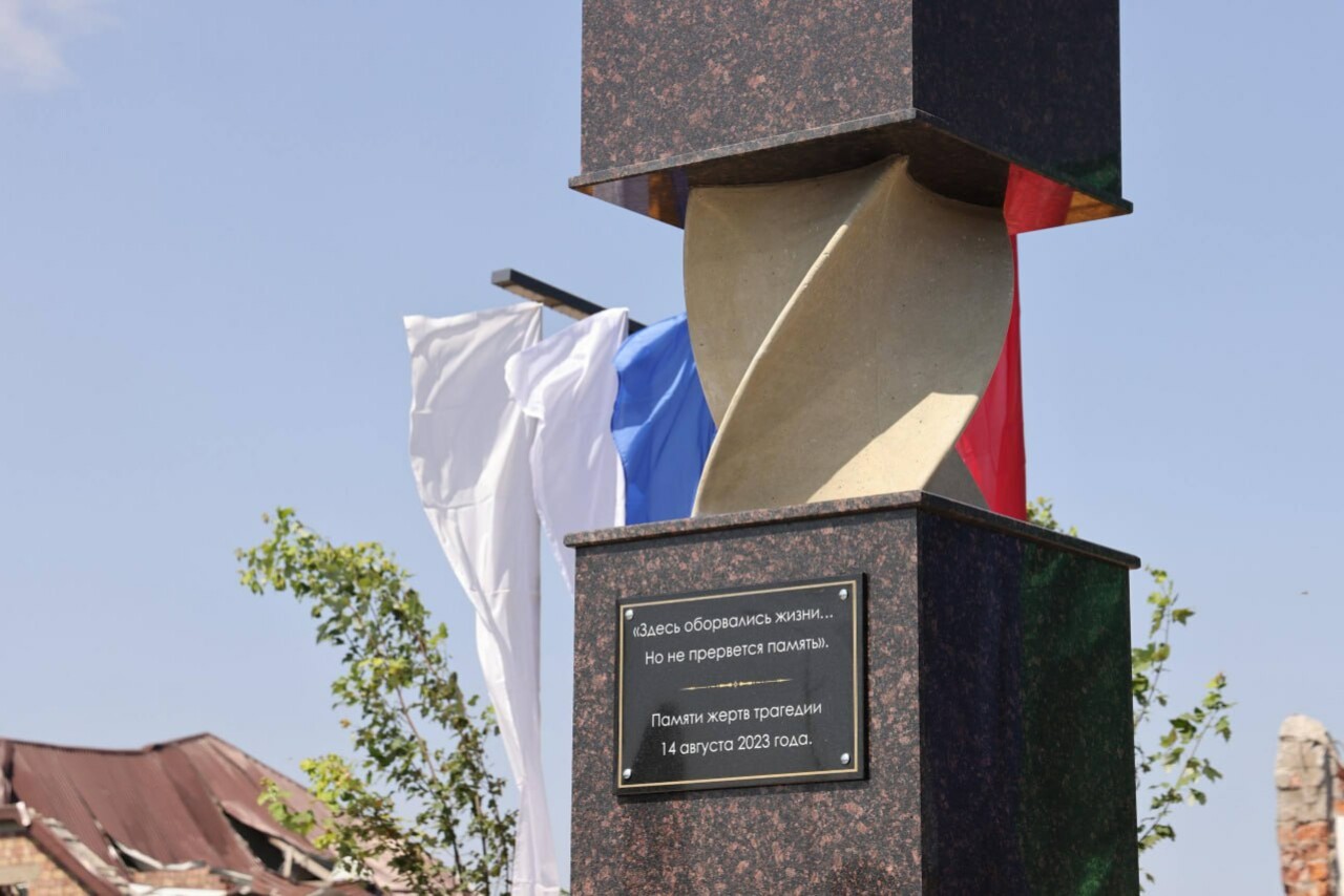 Август. Караман. Помним. В Махачкале открыли памятник жертвам взрыва вблизи АЗС