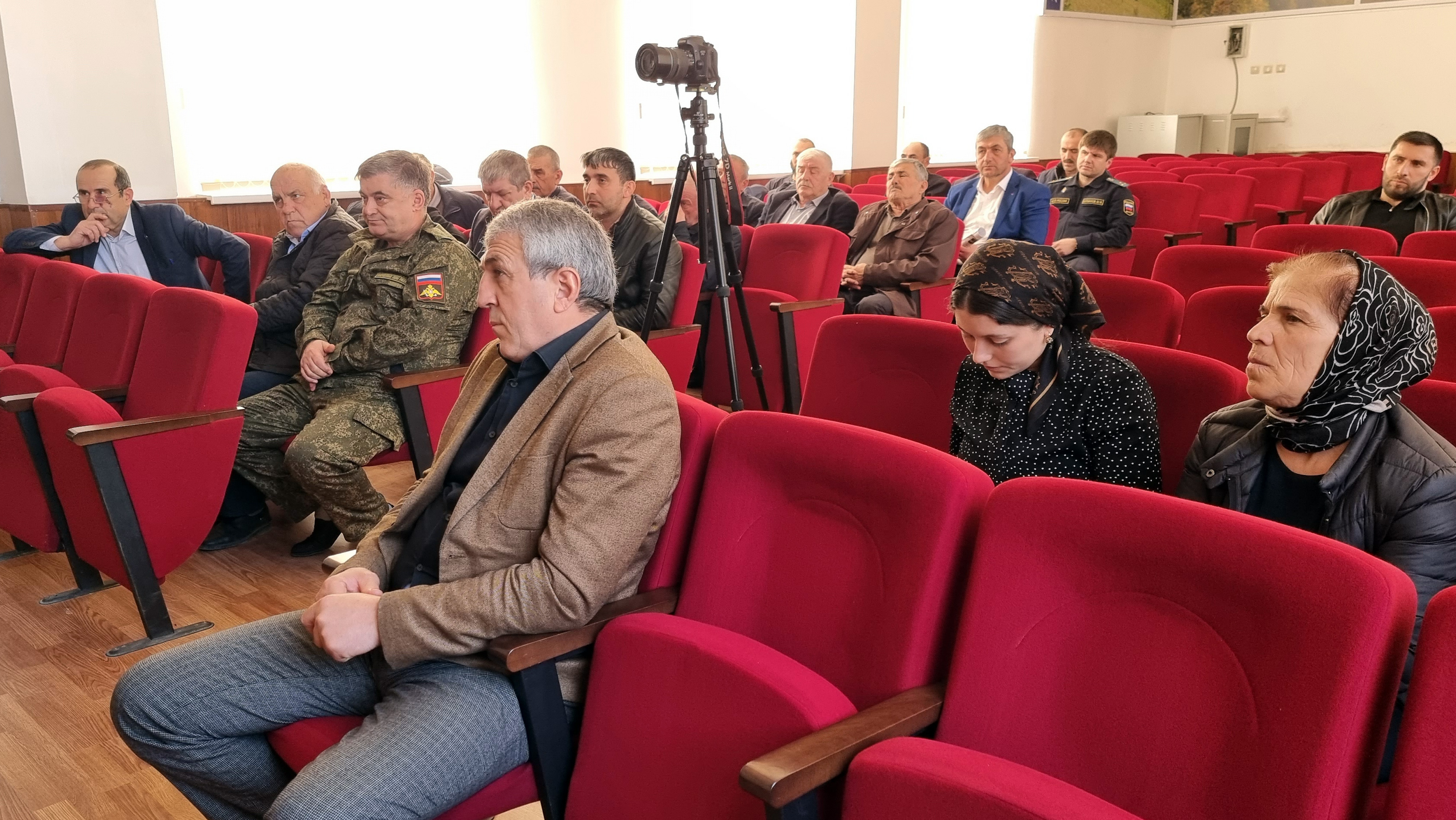 Актуальность информационно-разъяснительной работы о престиже контрактной службы обсудили в администрации Кайтагского района