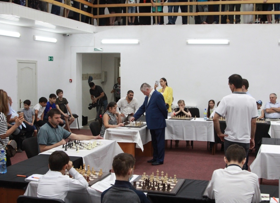 Анатолий Карпов провел в Махачкале сеанс одновременной игры на 21 доске