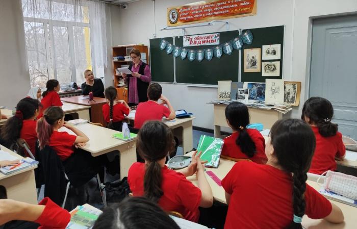 Урок патриотизма для гимназистов провели сотрудники Национальной библиотеке Дагестана накануне Дня защитника Отечества