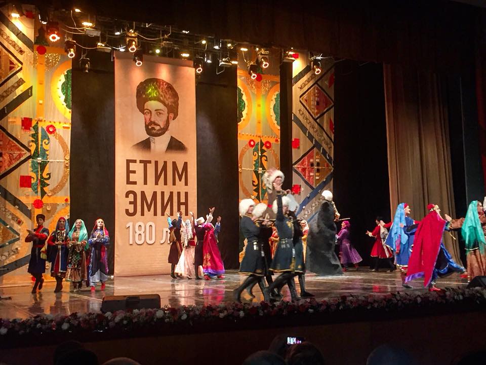 Юбилей лезгинского поэта Етима Эмина торжественно отметили в Русском театре Махачкалы