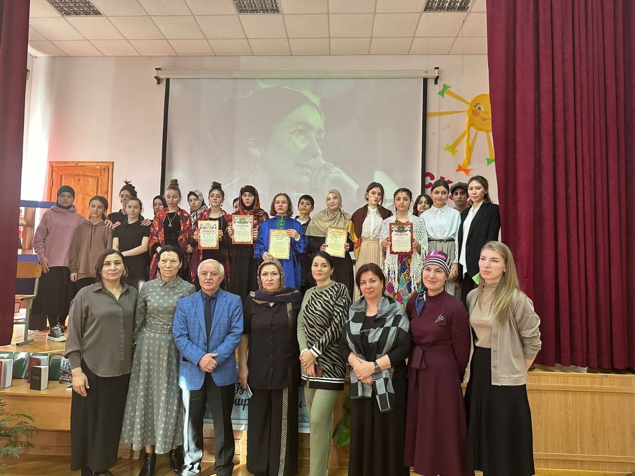 В Новолакском районе прошел конкурс на лучшую постановку к 90-летию Фазу Алиевой