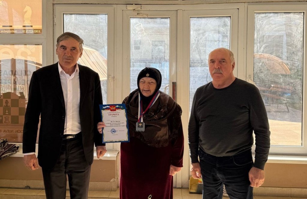 Бабушка Хадижат Омарова выиграла турнир по русским шашкам