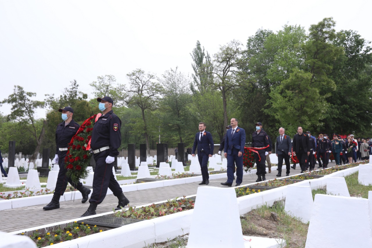 Руководство республики во главе с Сергеем Меликовым почтило память погибших в годы Великой Отечественной войны