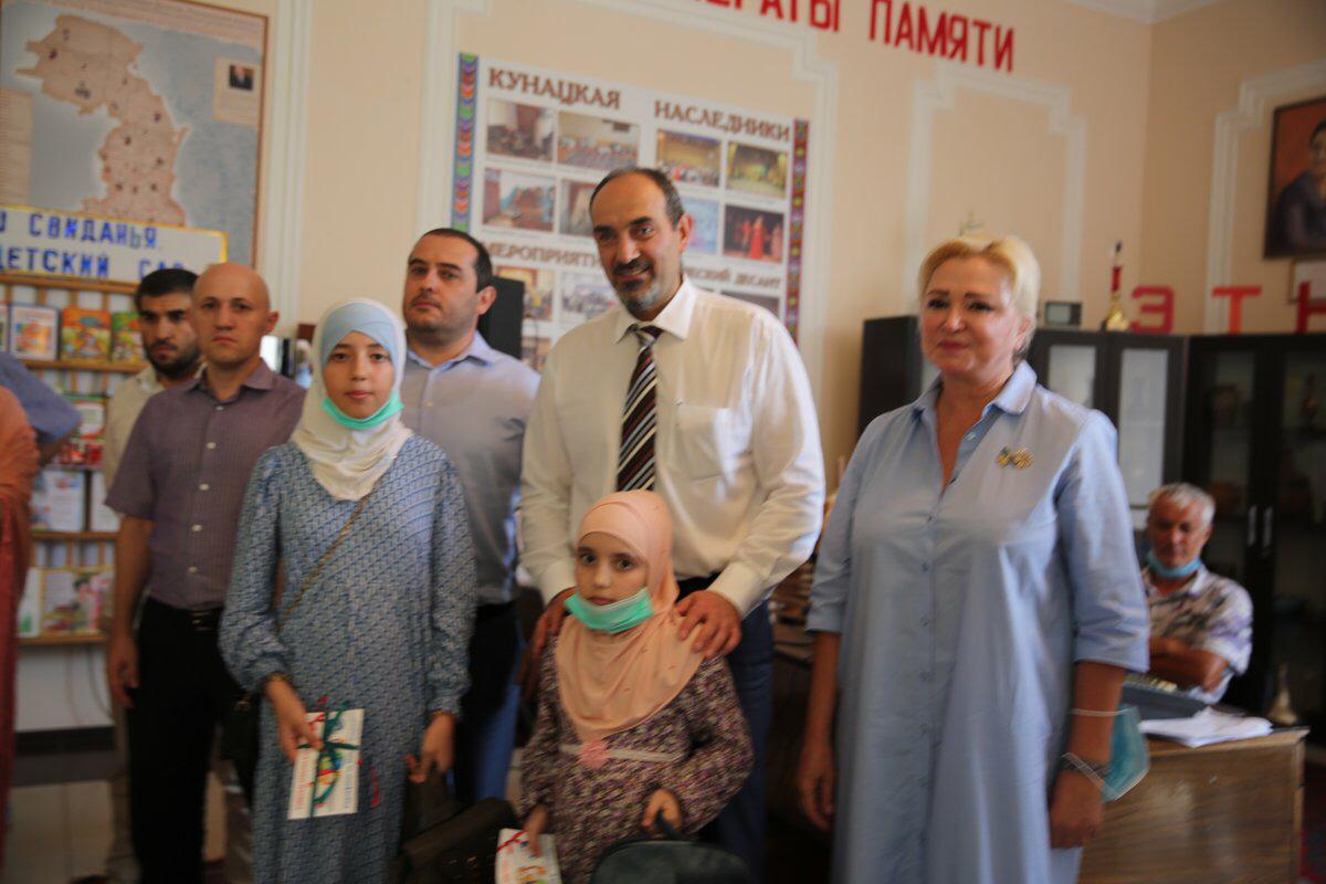 Более 40 сирот и остронуждающихся школьников Каякентского района получили помощь в рамках акции «Собери ребенка в школу»