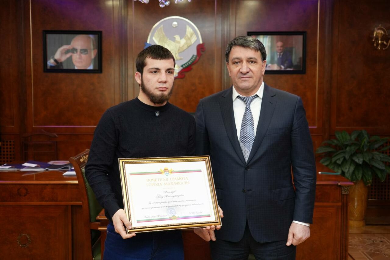 Глава Махачкалы вручил награды за спасение людей