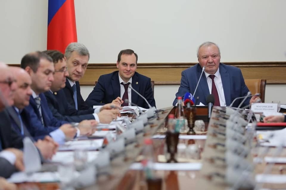 Вопросы развития Ногайского района обсудили на заседании Совета старейшин в Правительстве РД