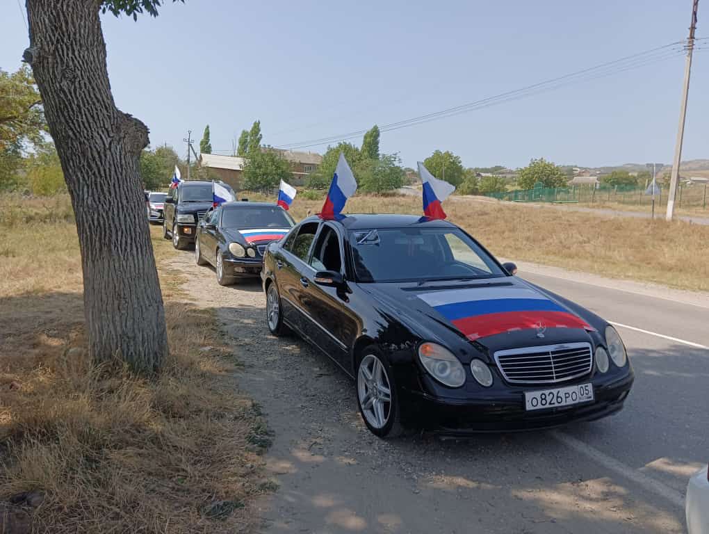 Акции ко Дню флага России проходят в Новолакском районе