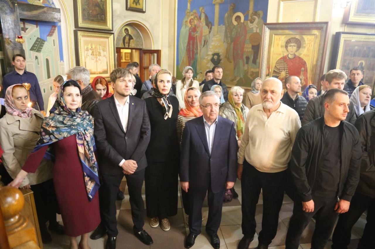 Праздничное богослужение в честь Пасхи состоялось в Свято-Успенском кафедральном соборе Махачкалы