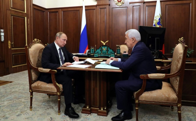 Владимир Путин провёл рабочую встречу с Главой Дагестана Владимиром Васильевым