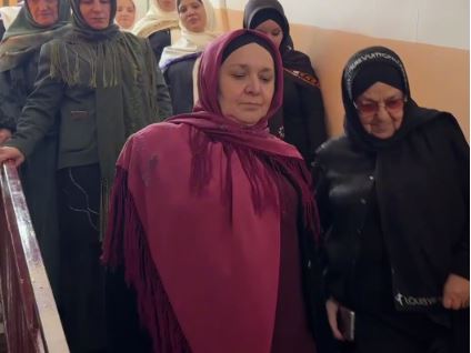 Учителя Верхнекаранайской школы Буйнакского района пришли на выборы всем коллективом после мероприятия, посвященного Дню единства народов Дагестана.