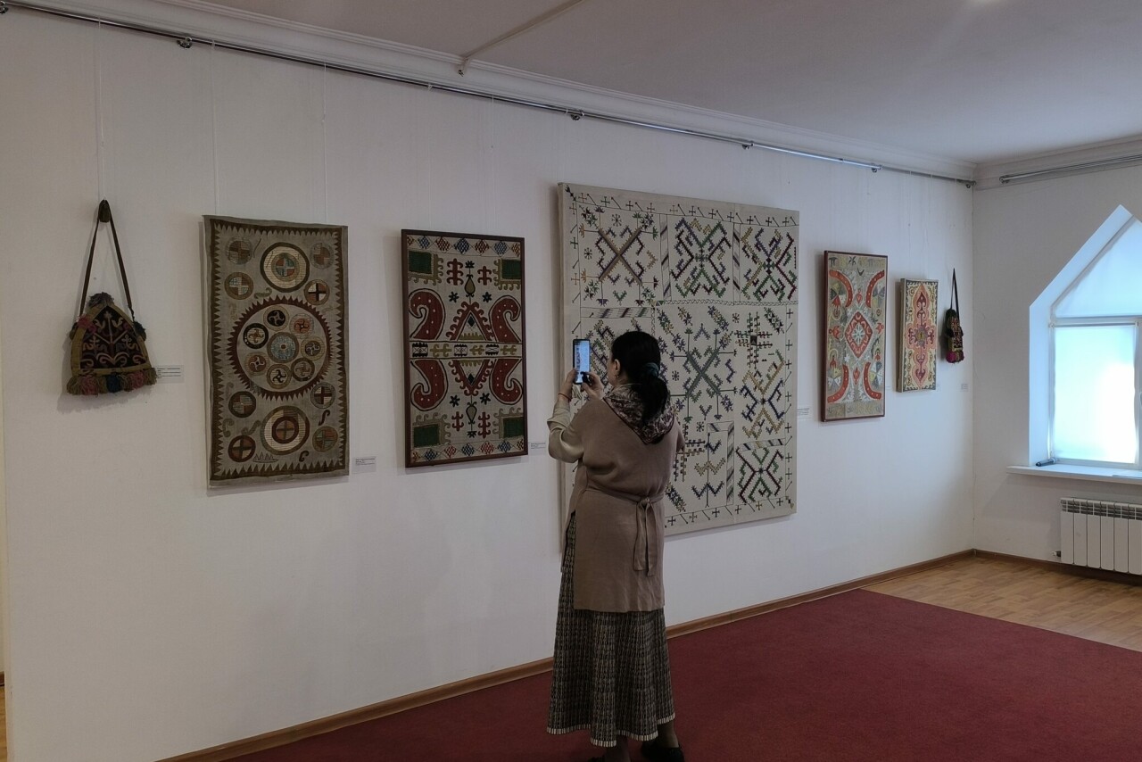 Выставка дагестанской вышивки открылась в музее-этнографическом комплексе «Дагестанский аул»