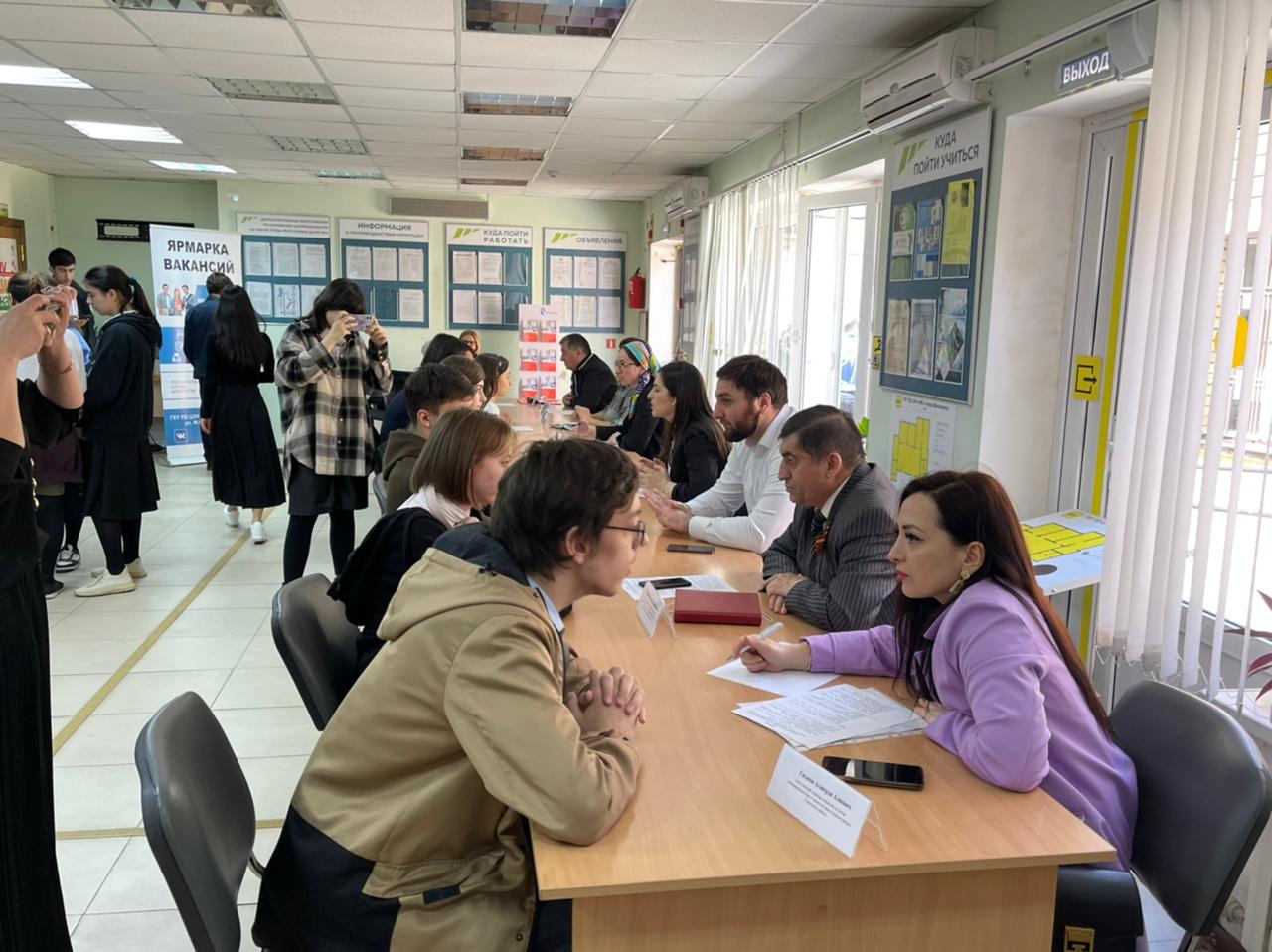 Минтруда РД: Более 50 несовершеннолетних граждан стали участниками ярмарки вакансий, проведенной Центром занятости населения Минтруда РД в Махачкале