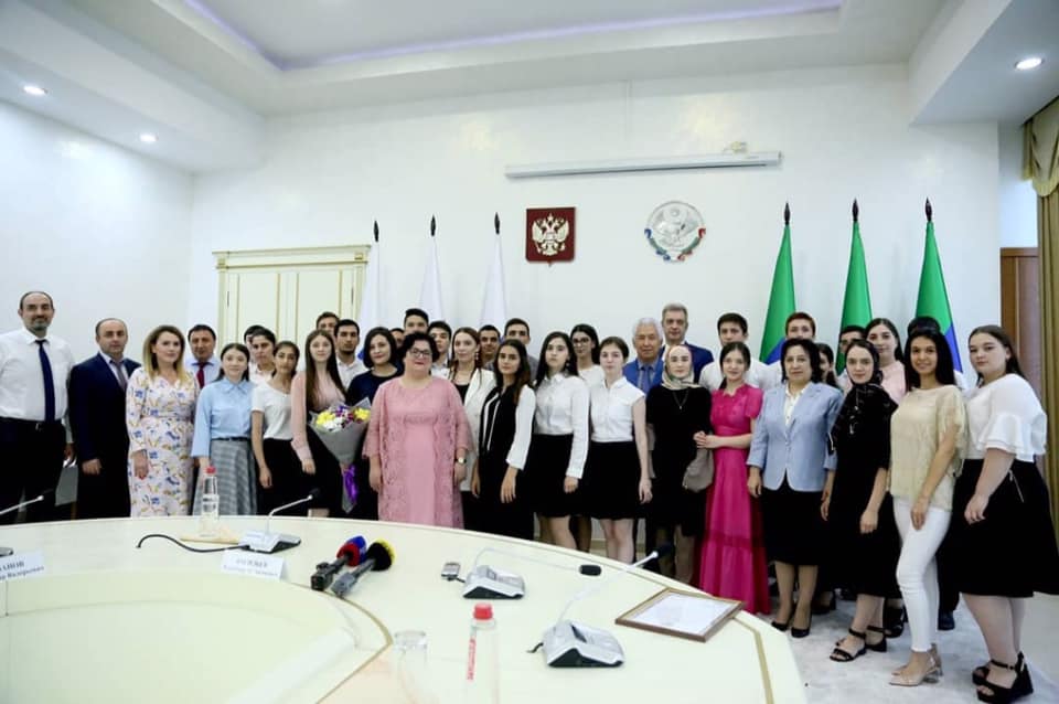 Глава Дагестана встретился с школьниками - призерами олимпиад и конкурсов