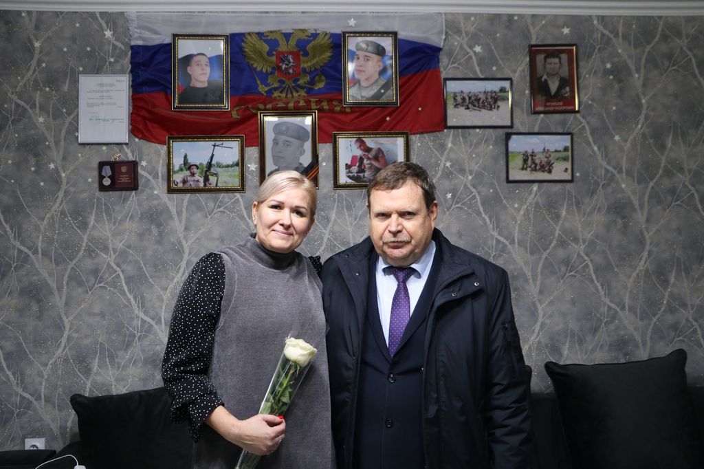Глава Кизляра Александр Шувалов навестил семьи погибших участников СВО
