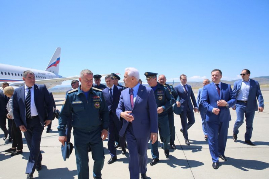 В Дагестан с рабочей поездкой прибыли глава МЧС России Евгений Зиничев и министр природных ресурсов и экологии РФ Дмитрий Кобылкин