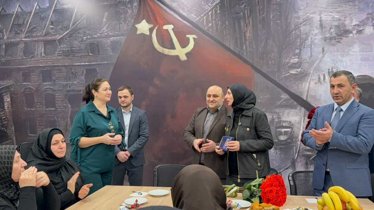 Матери первого Героя России — участника СВО вручили почетный знак ЛДПР «Мать солдата»