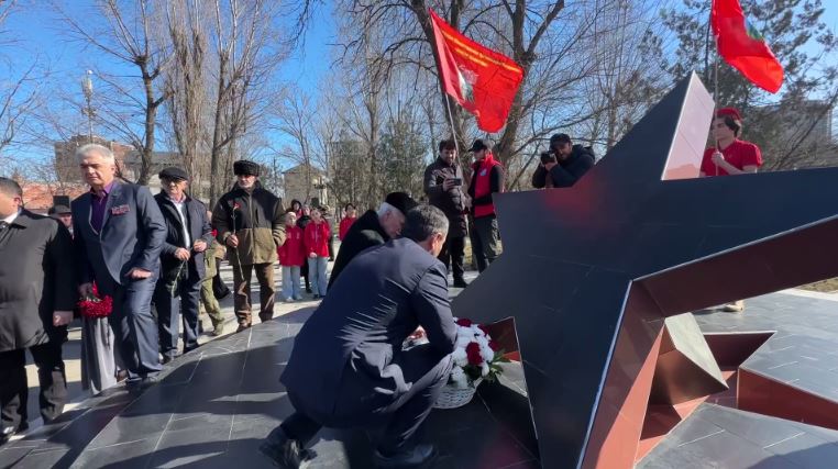 В Махачкале в сквере Воинов-интернационалистов имени генерала Омара Муртазалиева состоялся торжественный митинг, посвященный 37-й годовщине вывода советских войск из Афганистана.