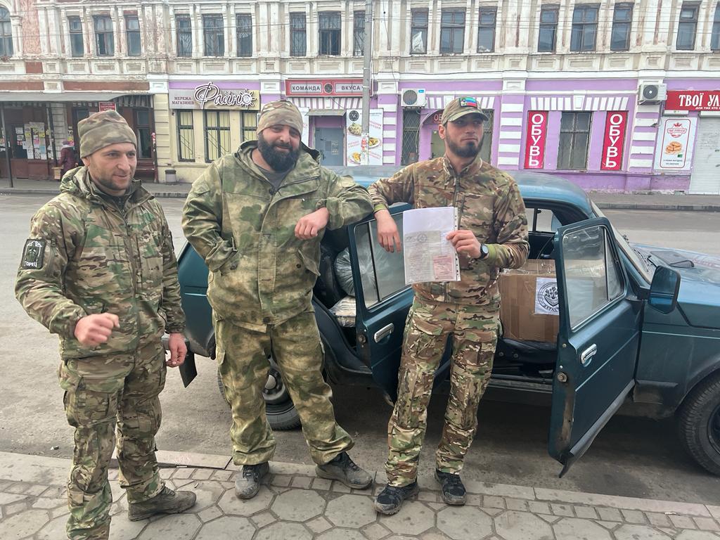 Передали бойцам внедорожник и гуманитарную помощь