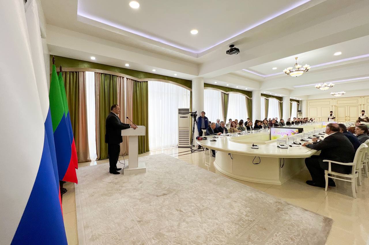 Женщинам Дагестана сегодня в Доме Дружбы вручил госнаграды Сергей Меликов