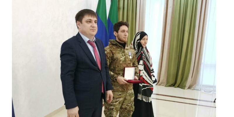 Участнику СВО Закарье Алиеву вручили медаль «За проявленное мужество»