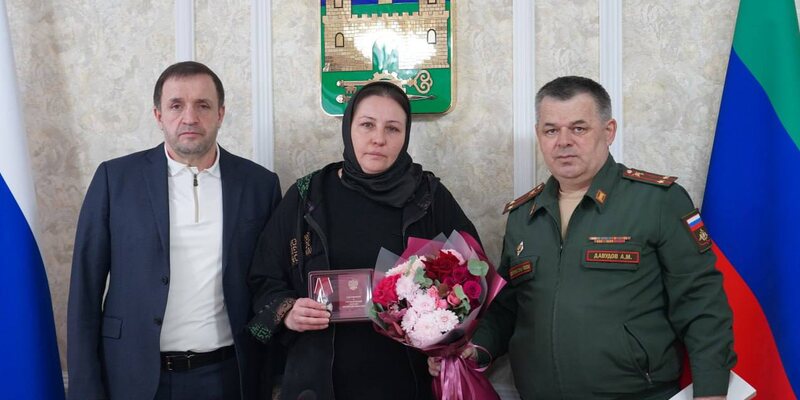 Семье погибшего бойца Марселя Алиева из Хасавюрта вручили орден Мужества