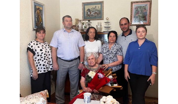 В Кизляре с 98-летием поздравили ветерана труда и тыла Эльзу Кузнецову
