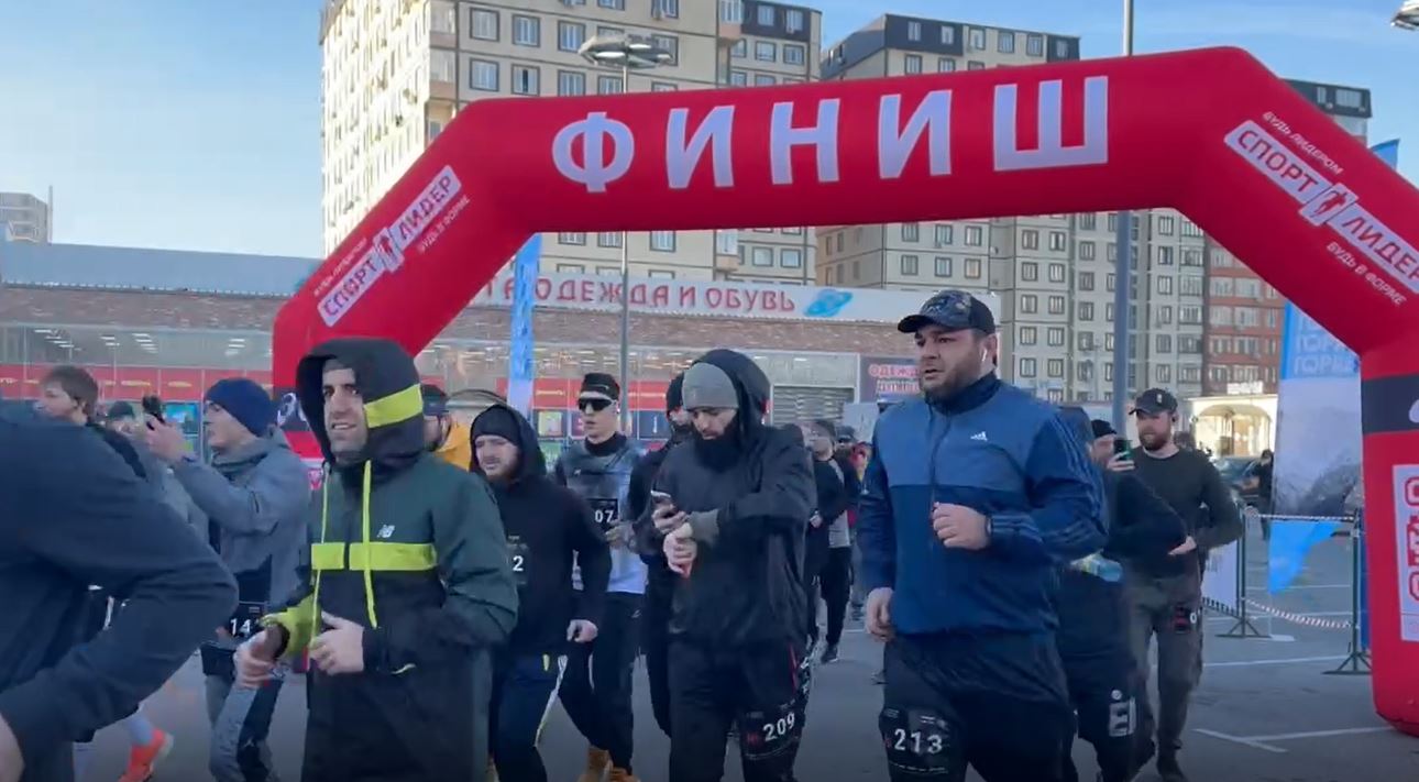 В Дагестане состоялся массовый зимний забег DAGRUN-2024 длиной 12 км из Махачкалы в Каспийск