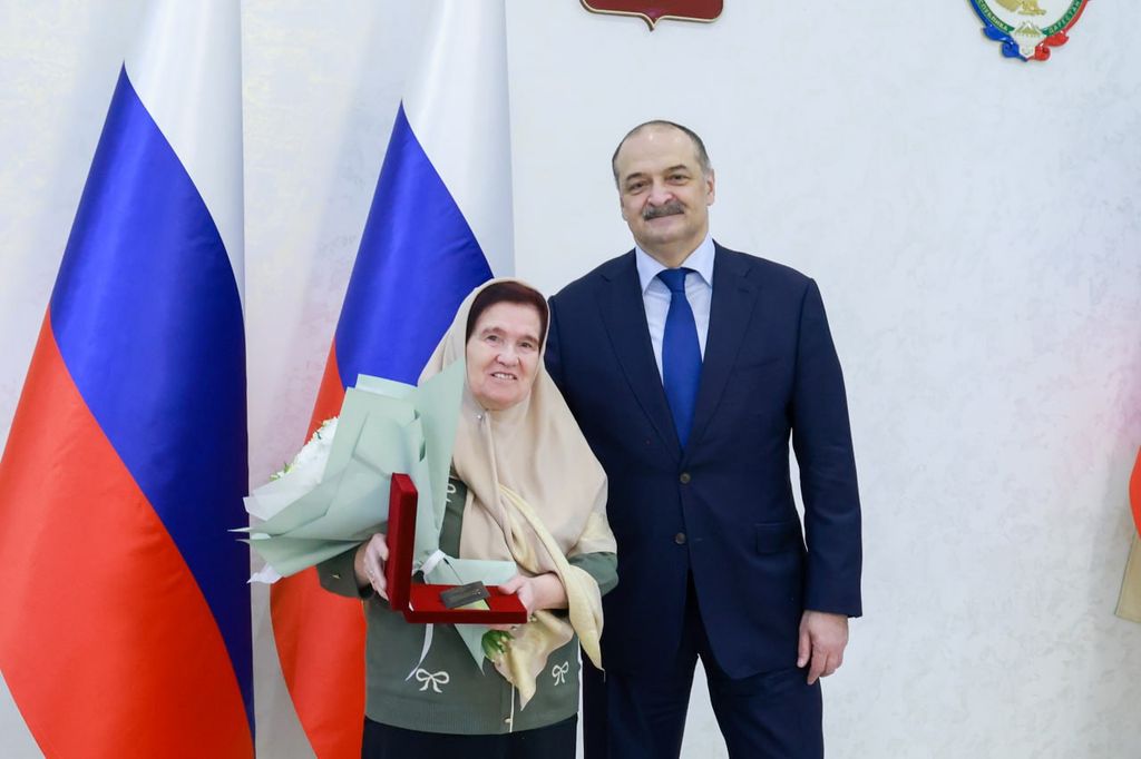 Сергей Меликов вручил госнаграды дагестанским педагогам и работникам здравоохранения